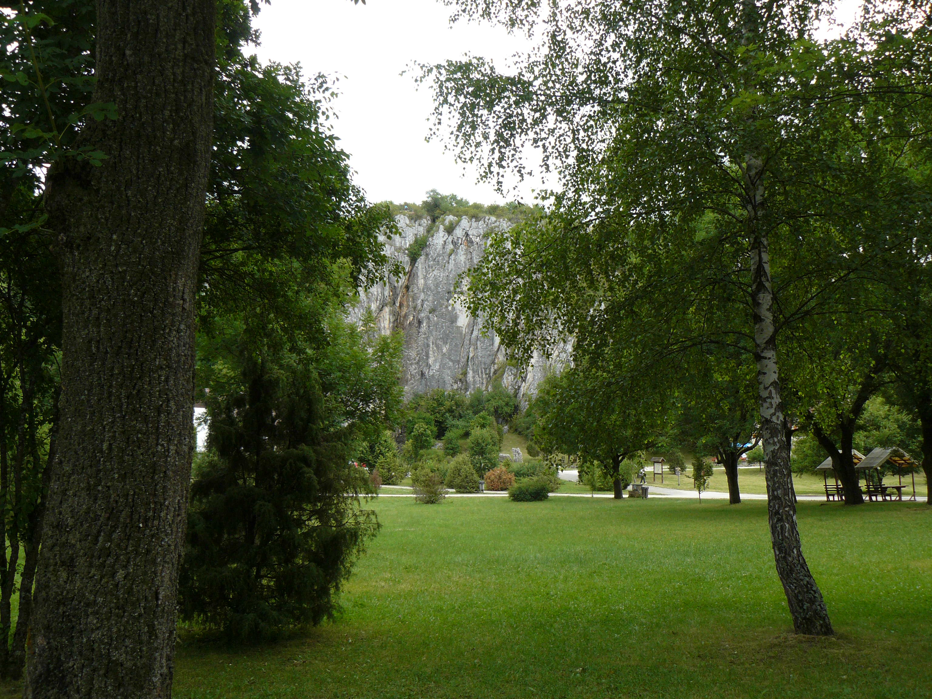 80 Aggteleki Cseppkőbarlang - prejazd popri vchode do jaskyne Domica z maďarskej strany
