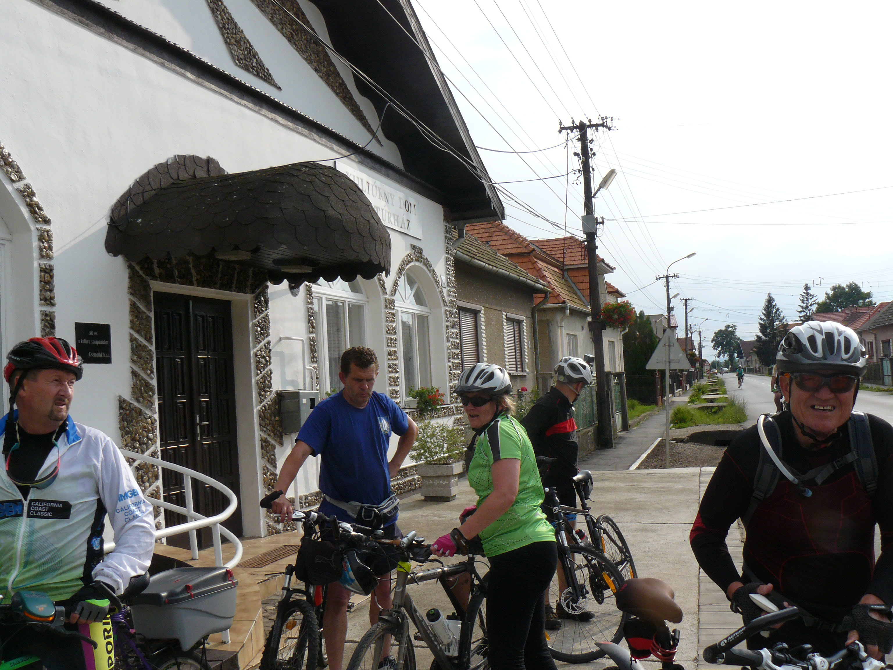 16 Abovce - príchod pred Kultúrház