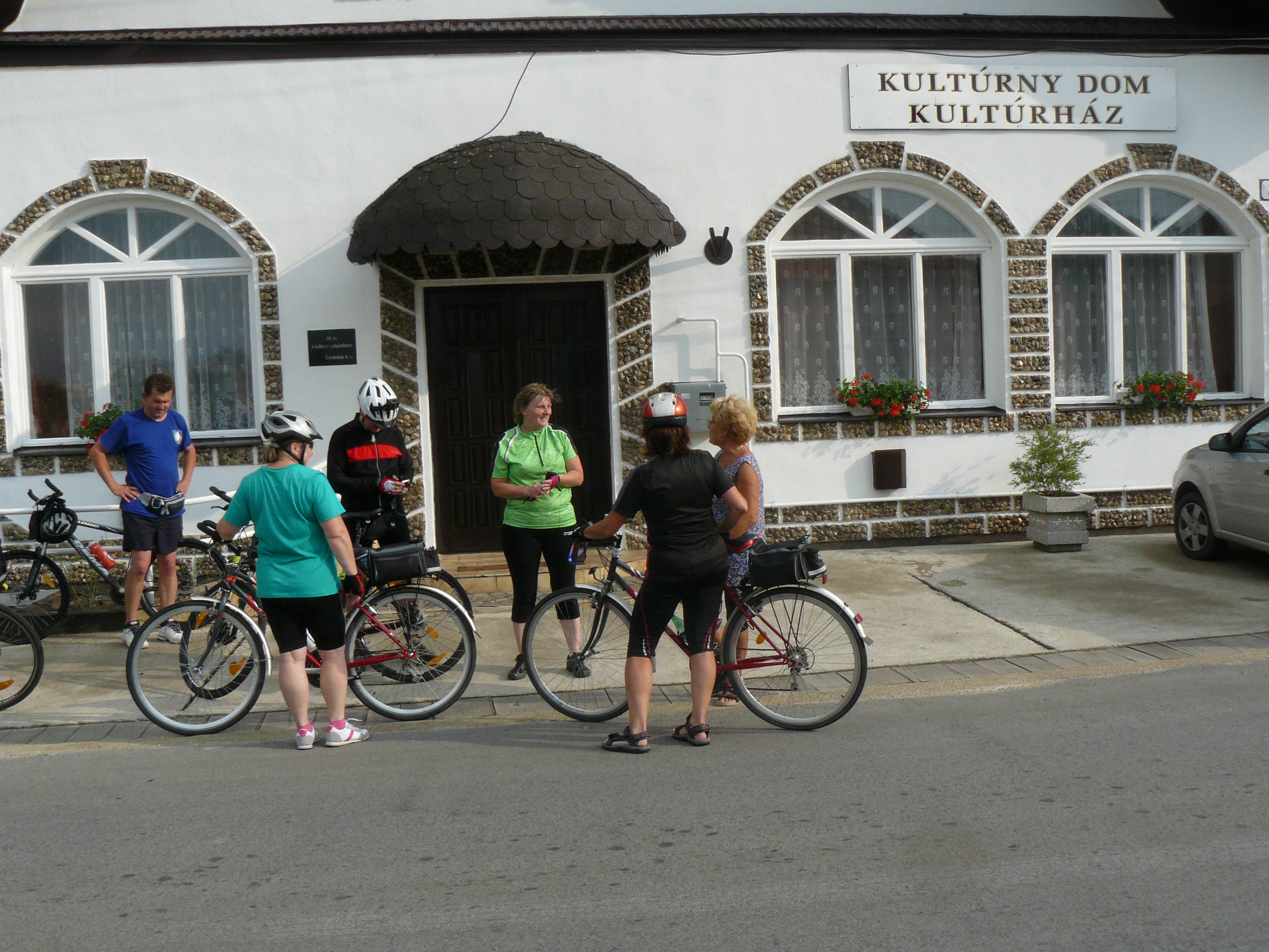 19 Abovce - príchod pred Kultúrház