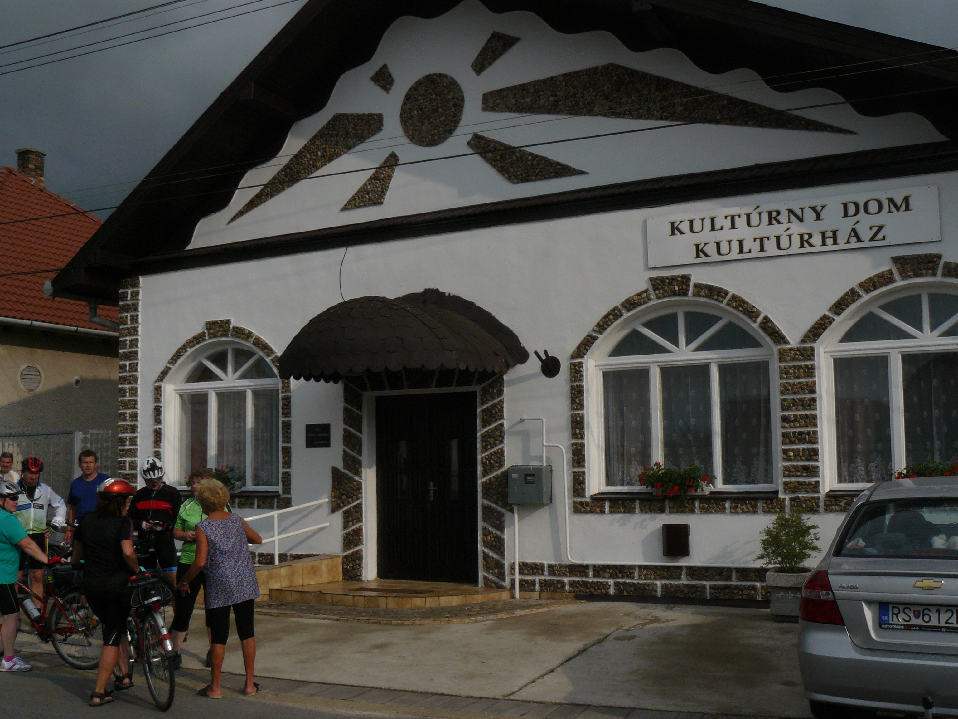 20 Abovce - príchod pred Kultúrház