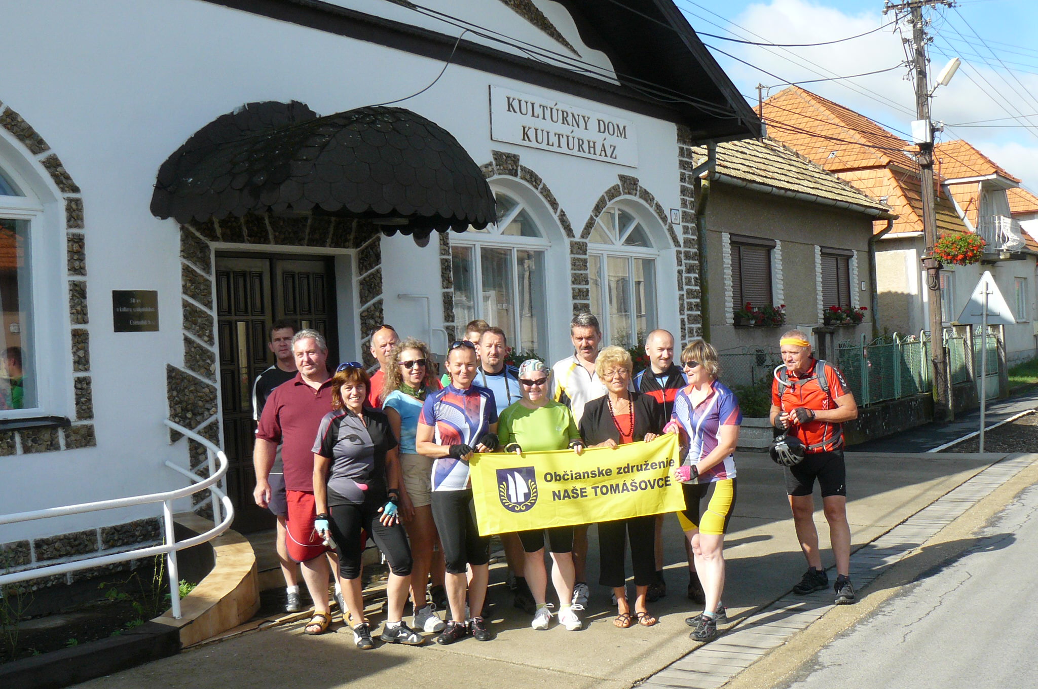 24 Abovce - spoločné foto pred kultúrnym domom