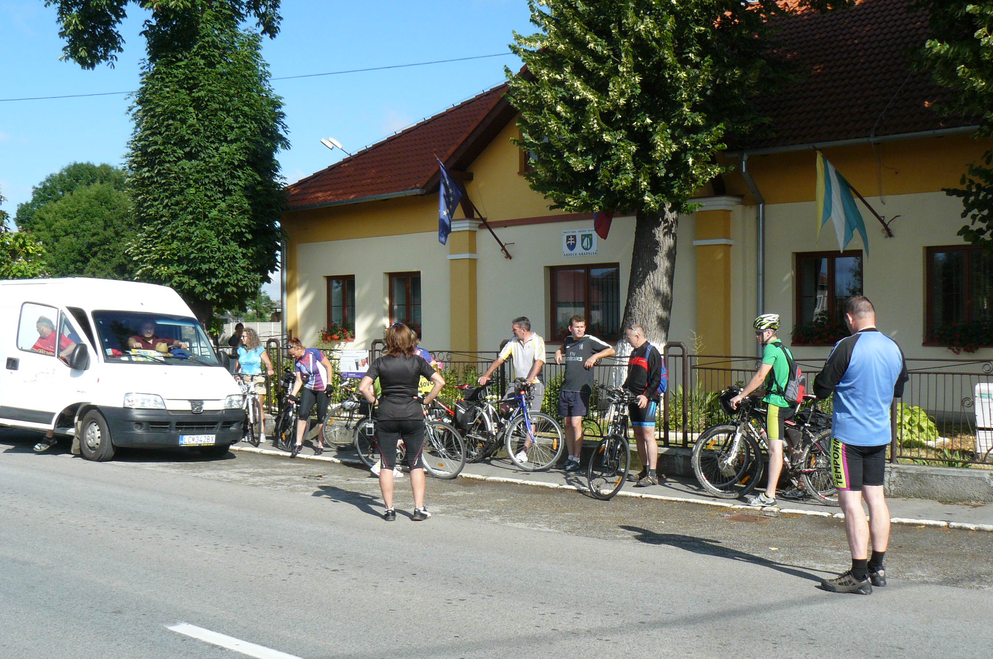 25 Abovce - pred fotením pred OÚ