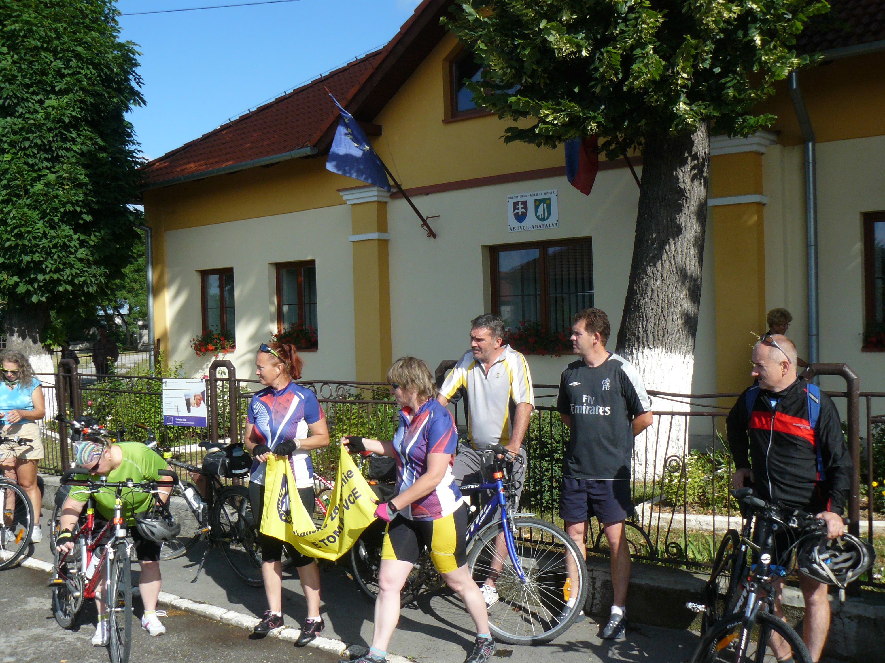 26 Abovce - pred fotením pred OÚ